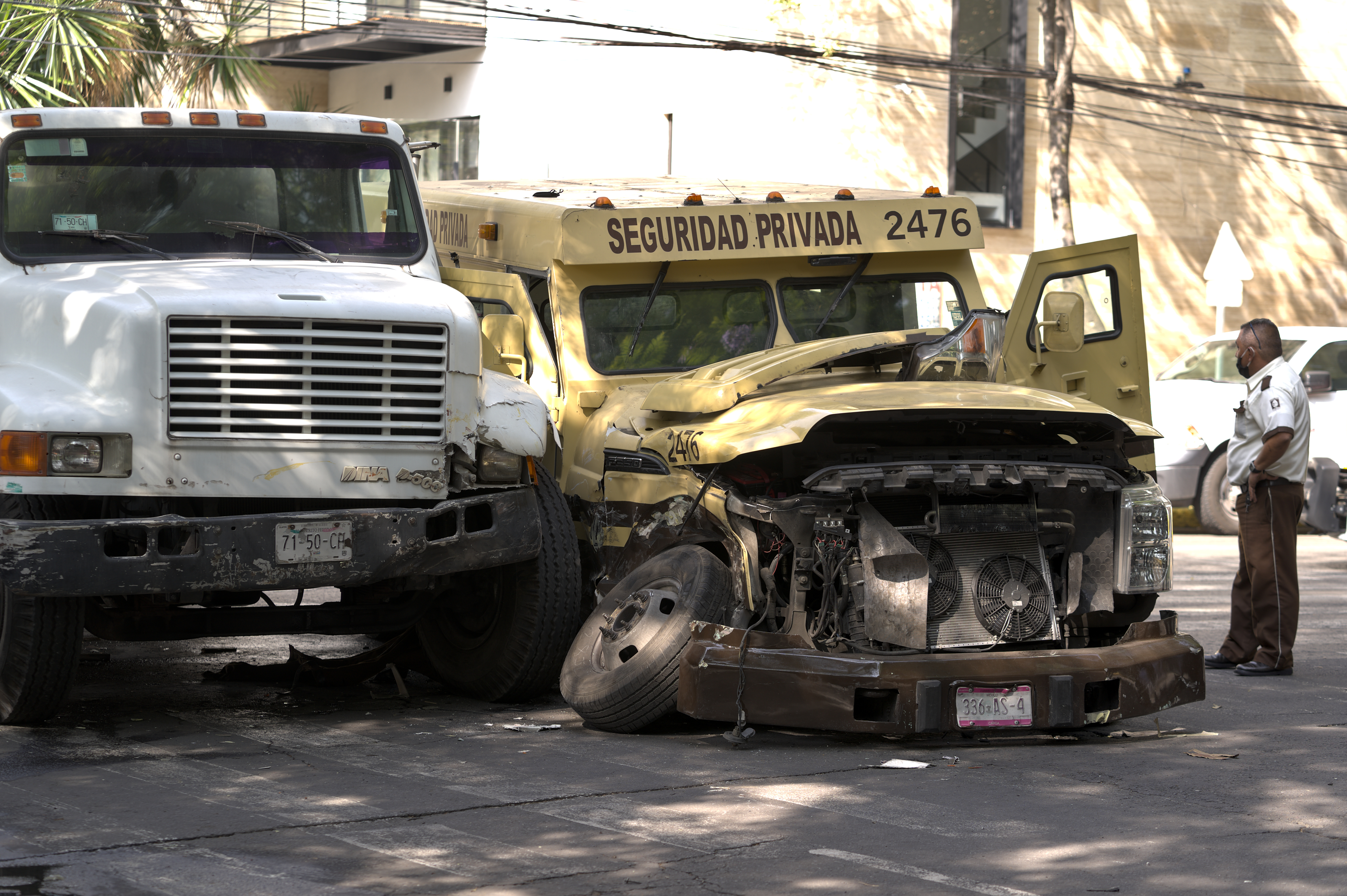 Pipa y camioneta blindada chocan en la intersección de Gonzales de Cossio y Pilares, Alcaldía Benito Juárez. 85mm f/4.0